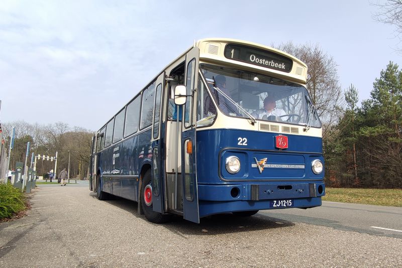 Rondrit met museumbussen door Arnhem